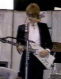 Elliot Easton of The Cars plays a Roland G-707 guitar on stage